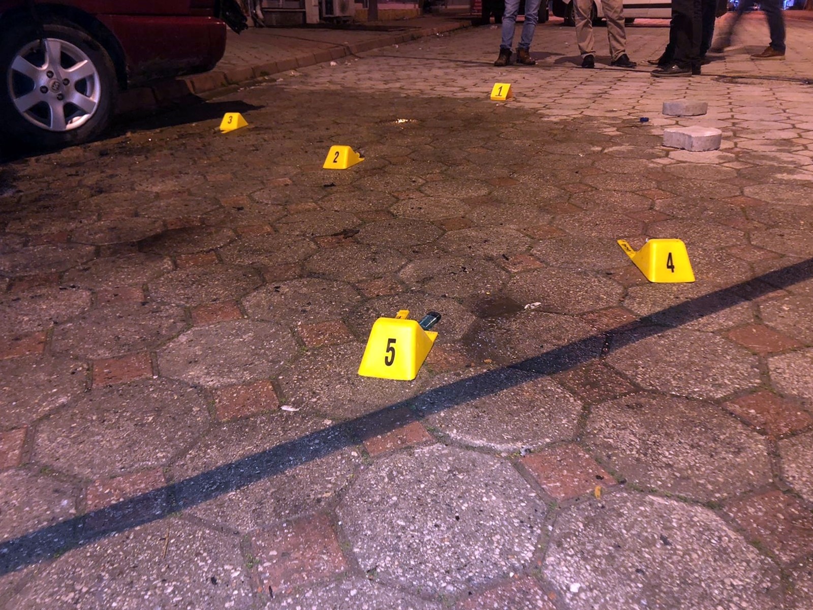 Tekel bayisi önündeki araç kurşunlanarak kundaklandı
