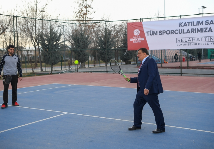TENİS TURNUVASININ BAŞLAMA ATIŞINI VALİ  BARUŞ VE BAŞKAN GÜRKAN YAPTI