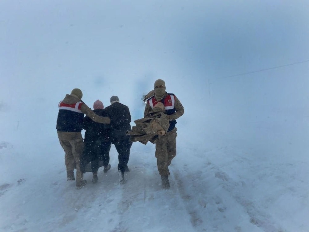 Tipide mahsur kalanların imdadına Van Büyükşehir Belediyesi yetişti
