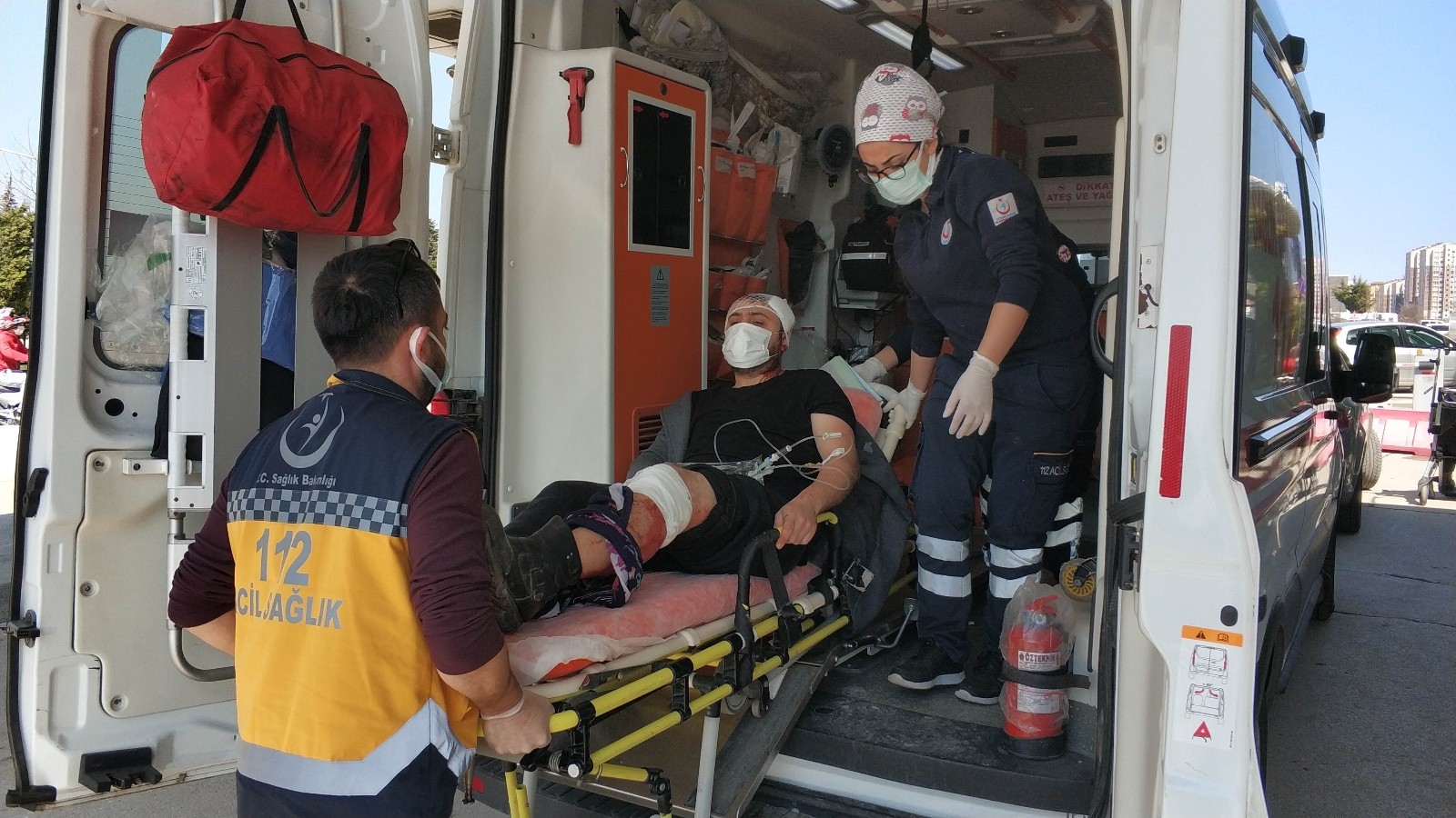 Top oynama tartışmasında 1´i silahla vurularak 3 kişi hastanelik oldu
