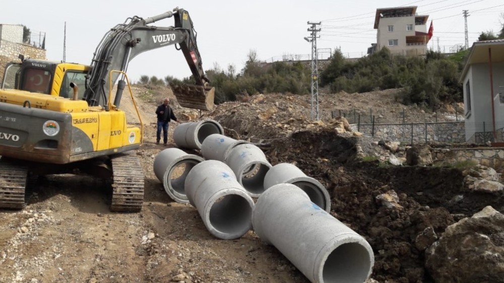 Toroslar´ın yaylalarında yol çalışmaları aralıksız sürüyor
