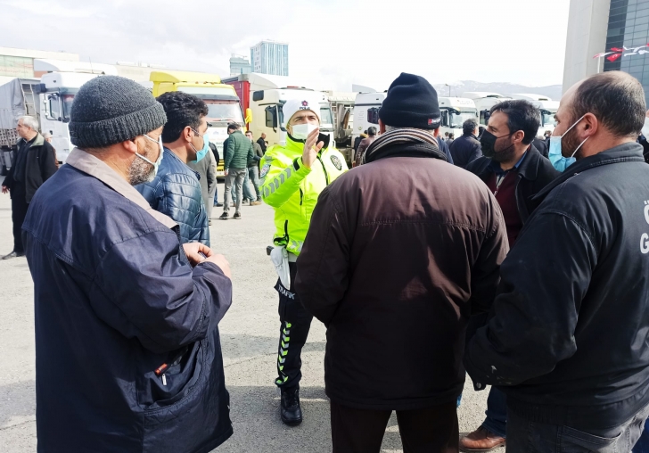 TRAFİK DENETİMİNDE VATANDAŞLAR BİLGİLENDİRİLDİ;