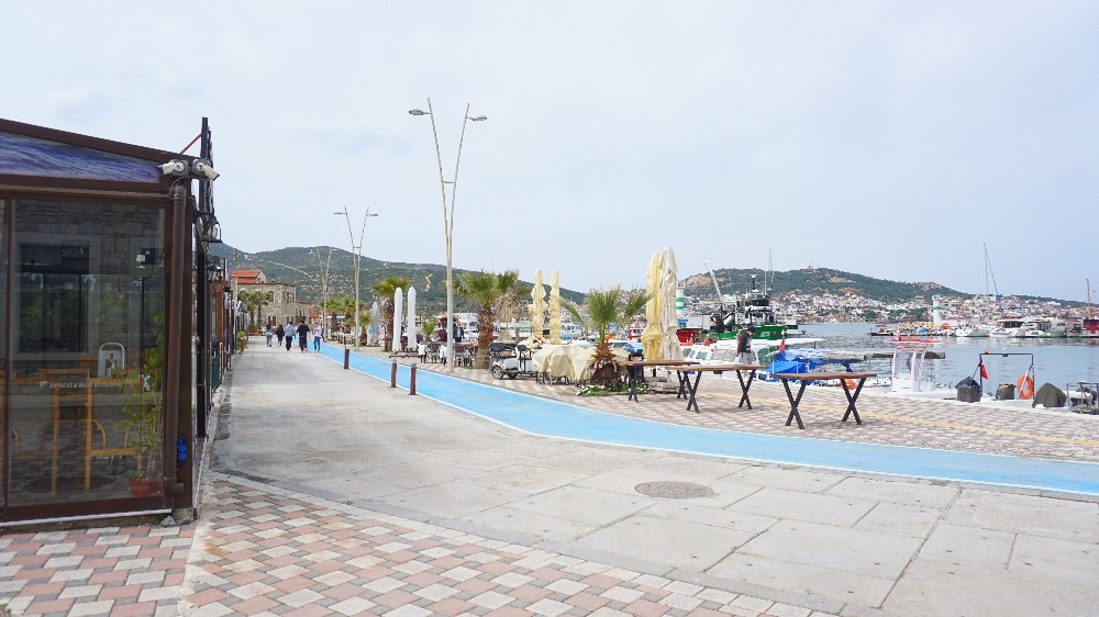 Turistik ilçe Foça kısıtlamada sessizliğe büründü
