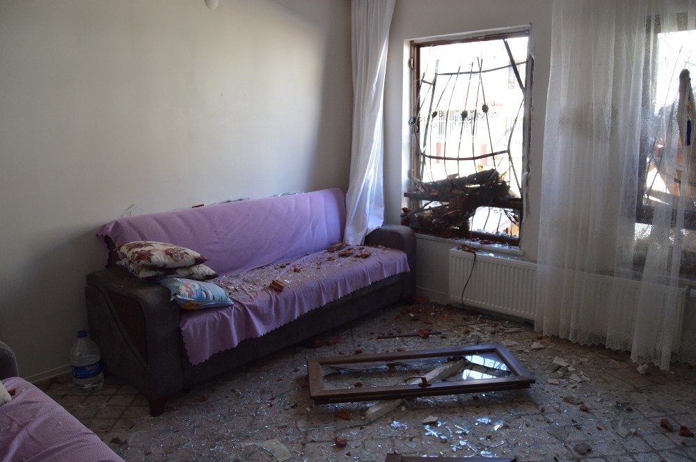 Uçan çatı dairenin camlarına çarptı: 1 yaralı
