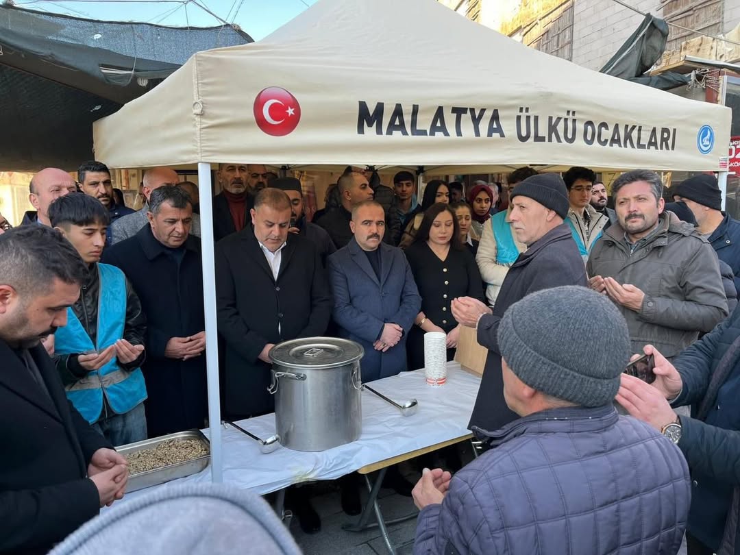 Ülkü Ocaklarından Anlamlı İkram: Malatya’da Kandil Coşkusu Aşureyle Paylaşıldı