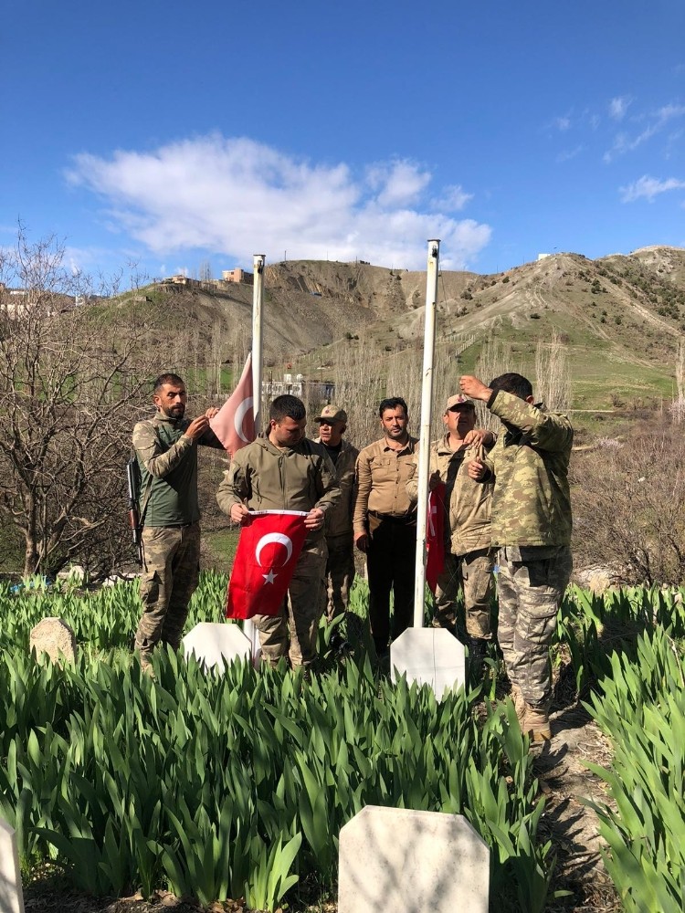 Uludere´de şehit mezarları temizlenip Türk bayrakları yenilendi
