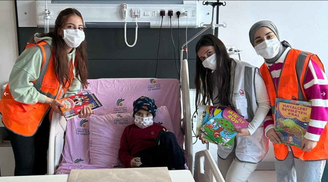 Üniversite öğrencileri lösemili çocuklara moral oluyor