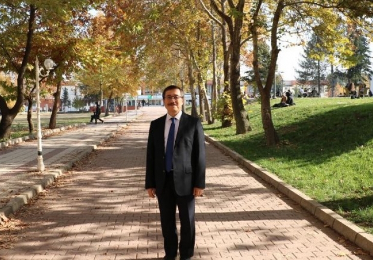 Üniversitede sonbahar ile kartpostallık manzara Kaynak: Üniversitede sonbahar ile kartpostallık manzara 