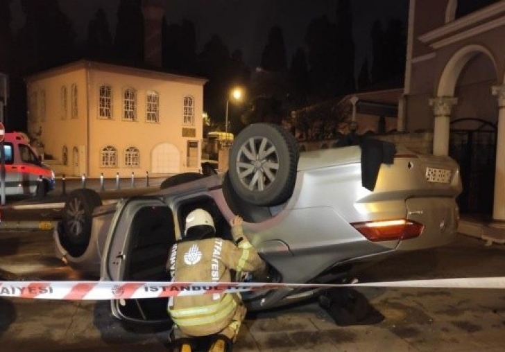 Üsküdarda lüks araç takla attı: Kazadan yaralı kurtulan adam canlı yayın açtı