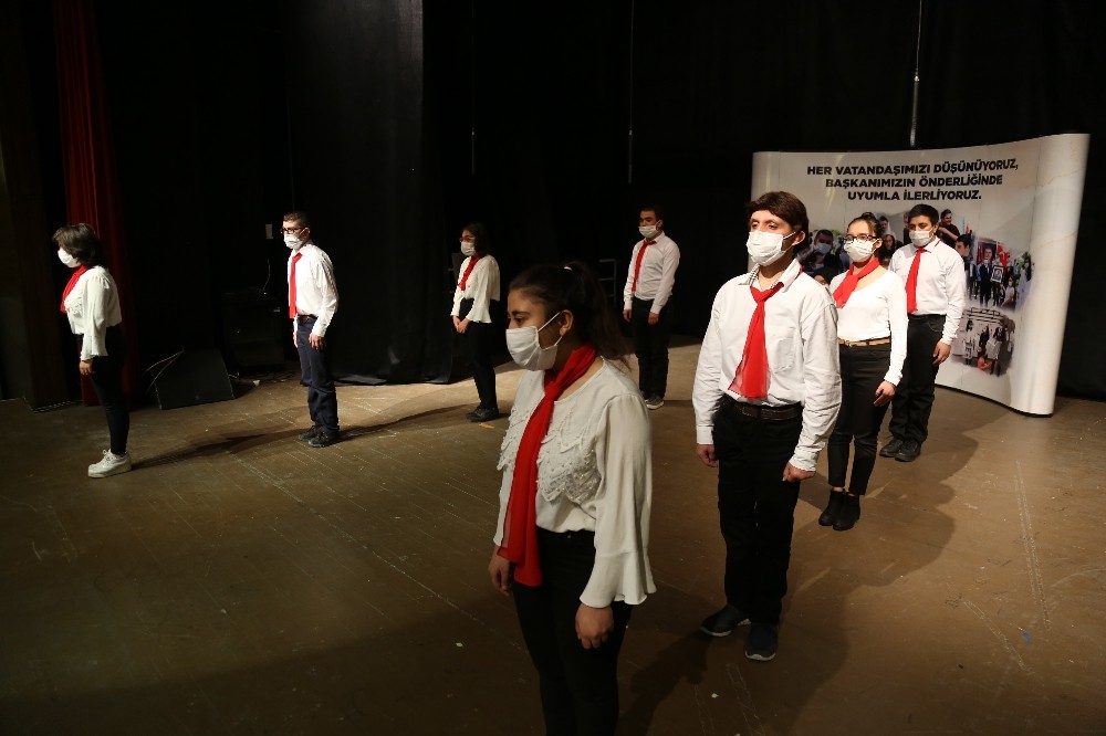 UYUM´lu öğrenciler duygulandırdı
