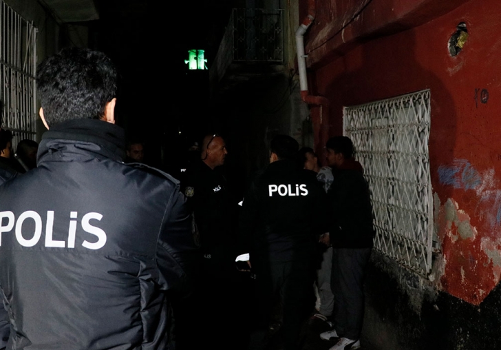 Uyuyor numarası yaptılar çatıda saklandılar: Polisten kaçmak için her yolu denediler