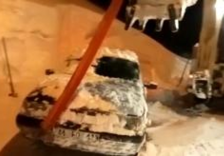 Üzerinde 5 metre kar biriken otomobil iş makinaları yardımıyla çıkarıldı