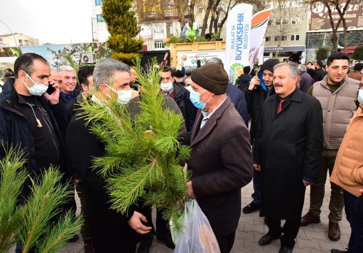Vali Baruş Orman Haftasında Fidan Dağıttı