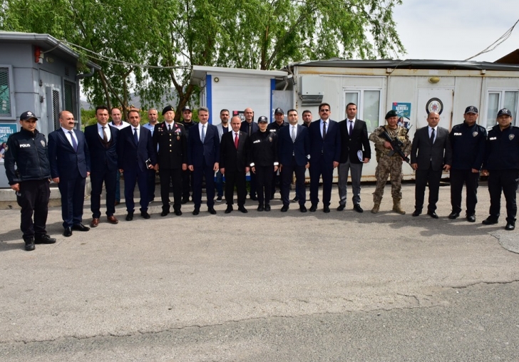 Vali Baruştan Kolluk Kuvvetleri ve Sağlık Çalışanlarına Bayram Ziyareti  
