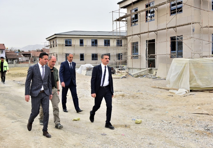 Vali Baruş Yapımı Devam Eden Okullarda İncelemelerde Bulundu