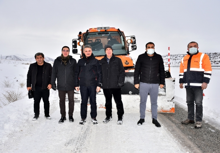 Vali Baruş Yol Açma-Yol Temizleme Çalışmalarına Katıldı