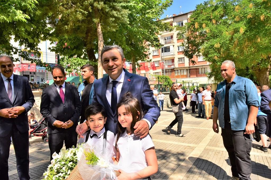 Vali Şahin, Öğrencilerin Karne Sevincine Ortak Oldu