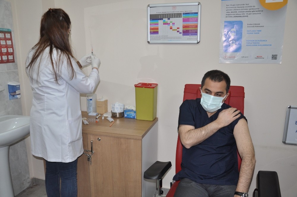 Vali Türker Öksüz´e ikinci doz aşısı yapıldı
