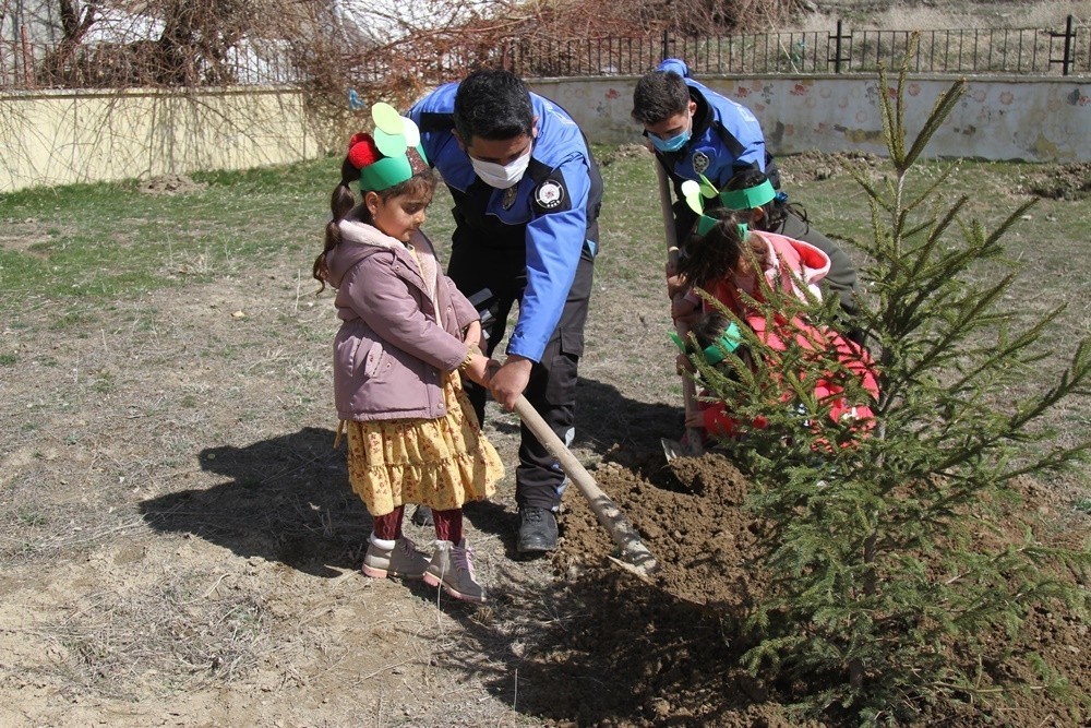 Van polisi çocuklarla fidan dikti
