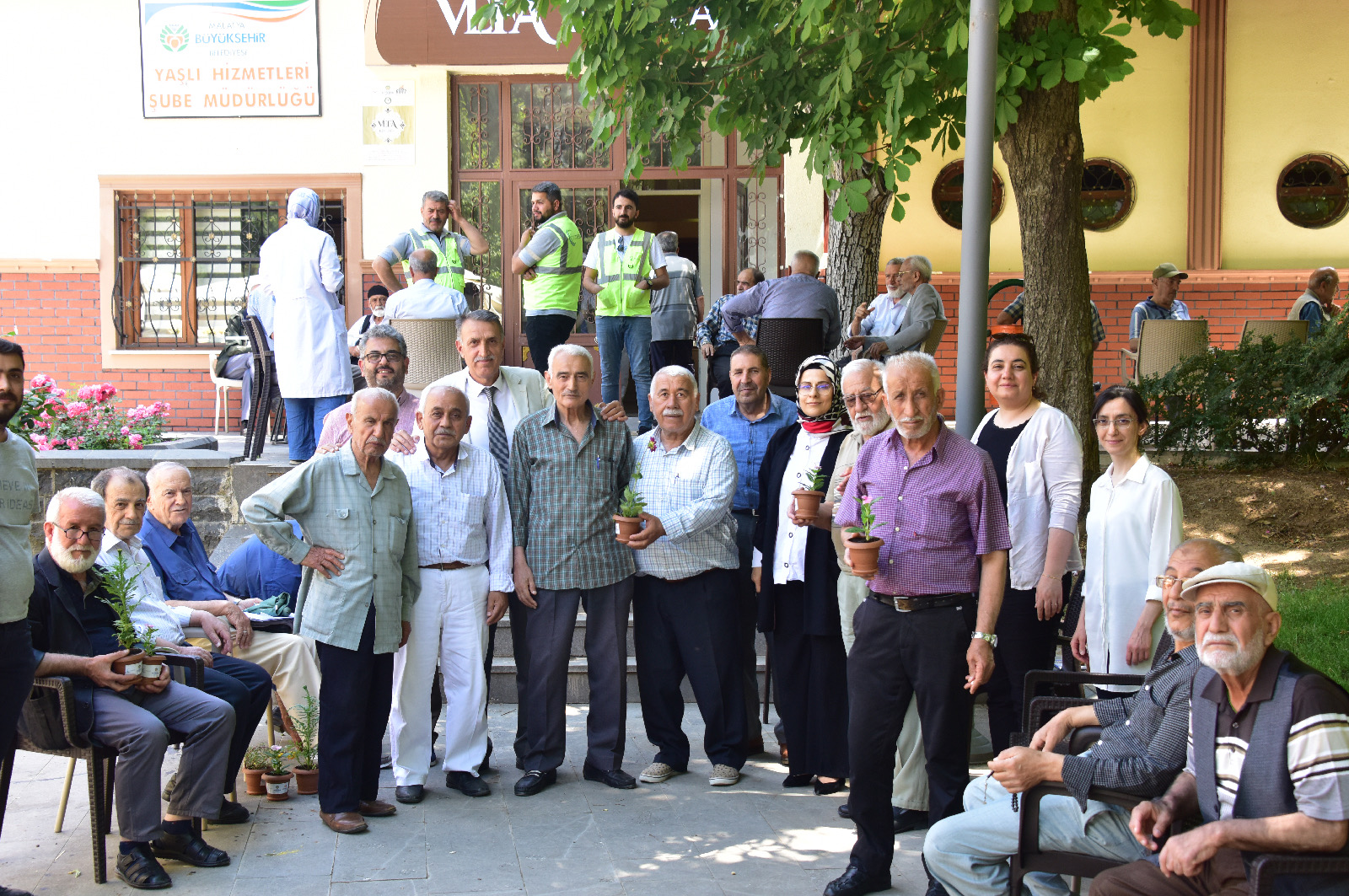 VEFA KONAĞI SAKİNLERİNİN BABALAR GÜNÜ KUTLANDI