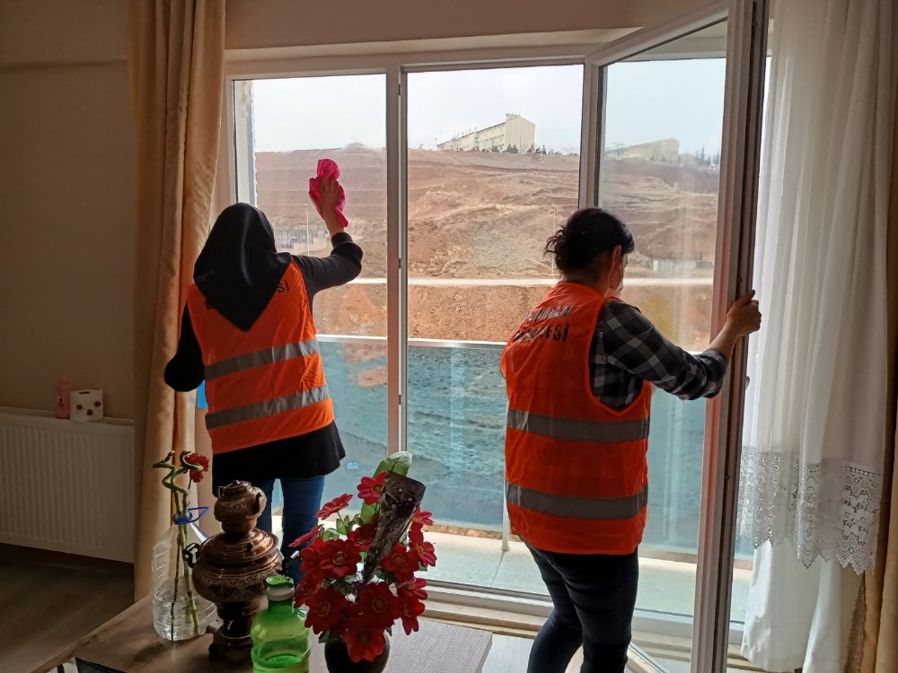Yahşihan´da belediye ekipleri yaşlıların evlerini temizliyor
