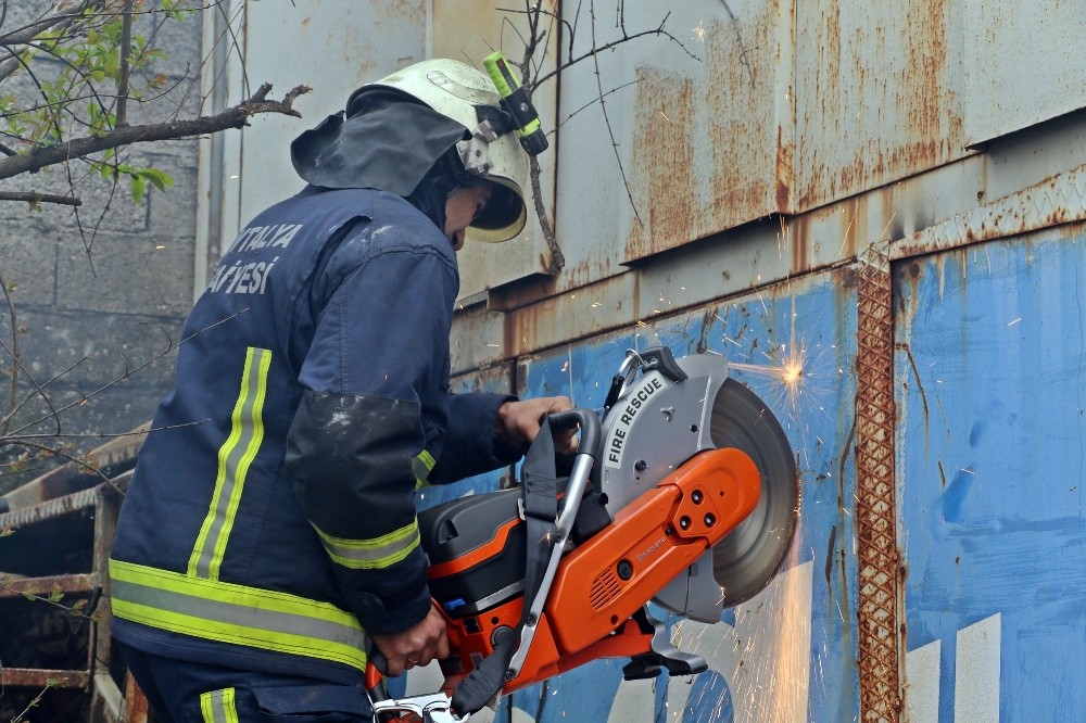Yangın çıkan dar sokaklı mahallede itfaiyenin park ve kilitli kapı imtihanı
