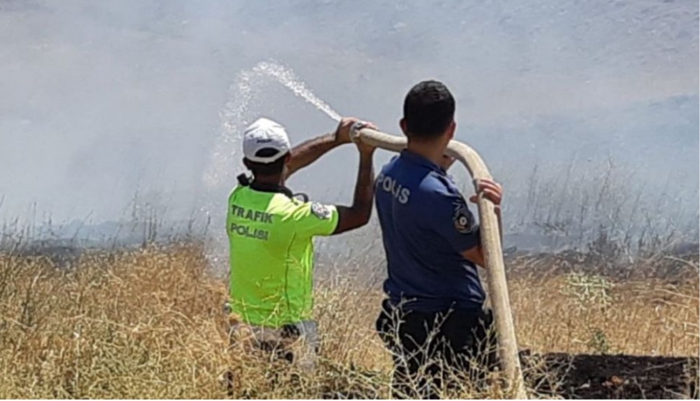 Yangına Müdahaleye Polisler de Destek Verdi
