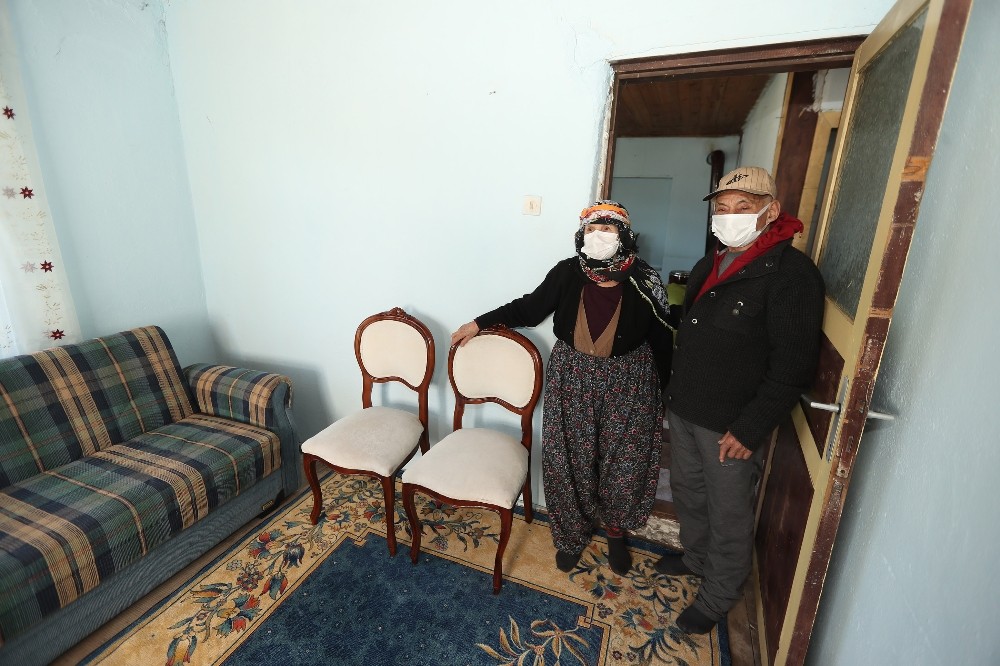 Yangından son anda kurtulan yaşlı çifte yardım eli
