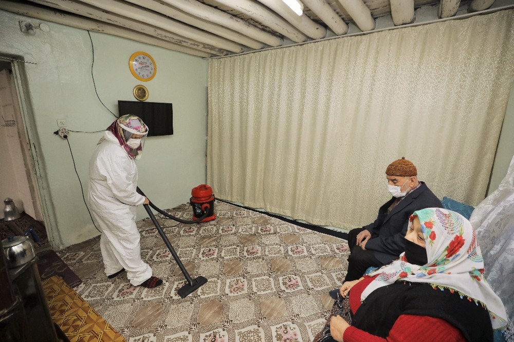 Yaşlıların evleri hem temizleniyor hem de dezenfekte ediliyor
