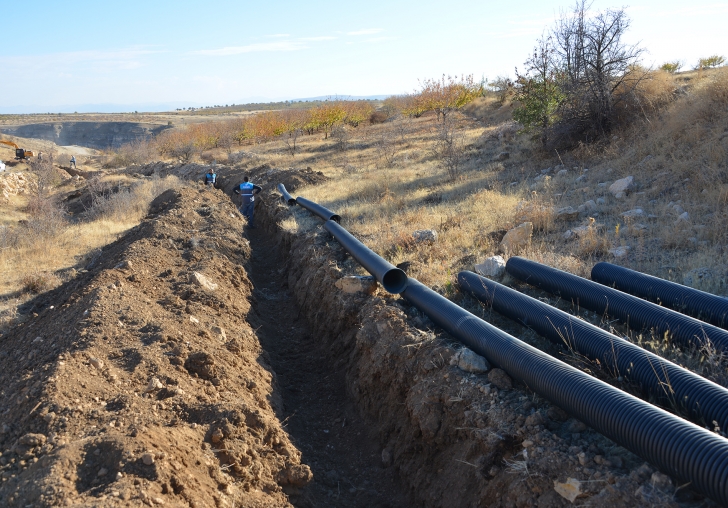 YAZIHAN TAHTALI, KANALİZASYON  HATTINA KAVUŞUYOR