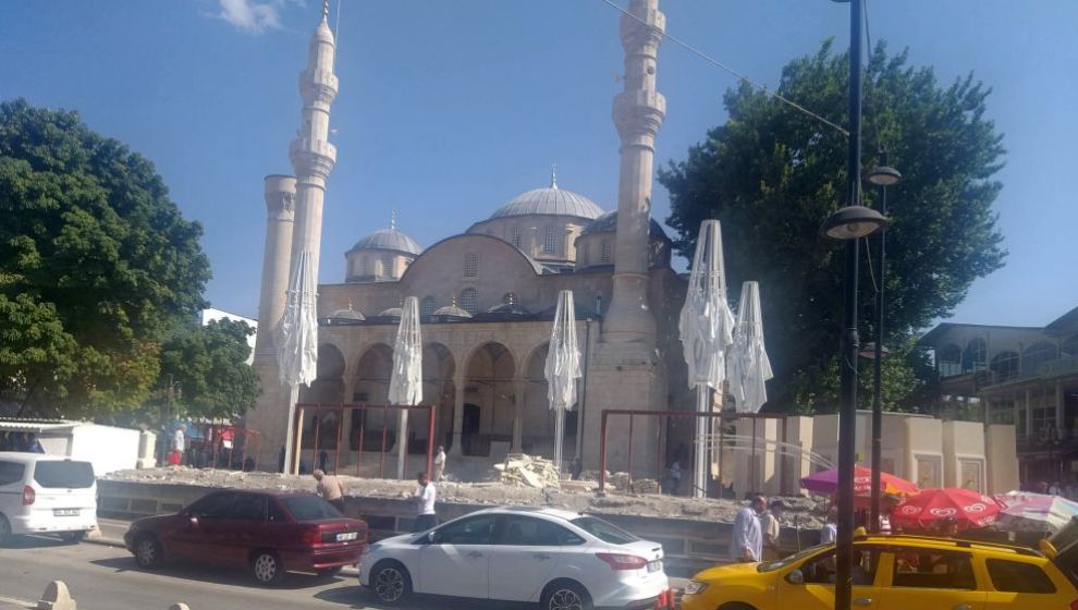 Yeni Cami'nin Tepki Gören 'Abdest Duvarı' Kaldırılıyor