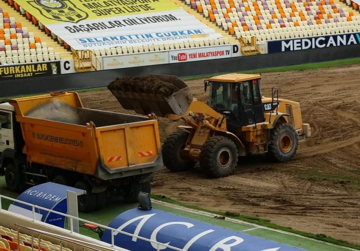 Yeni Malatya Stadyumu'nda Çim Zemin Yenileniyor