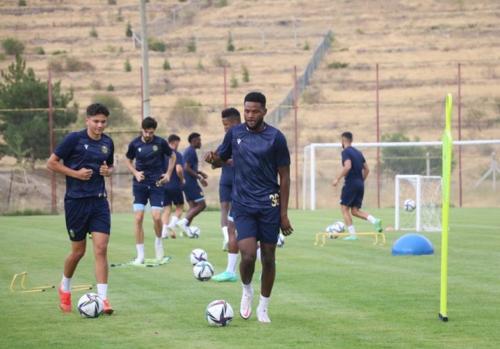 Yeni Malatyaspor, 12 futbolcuyu kadrosuna kattı