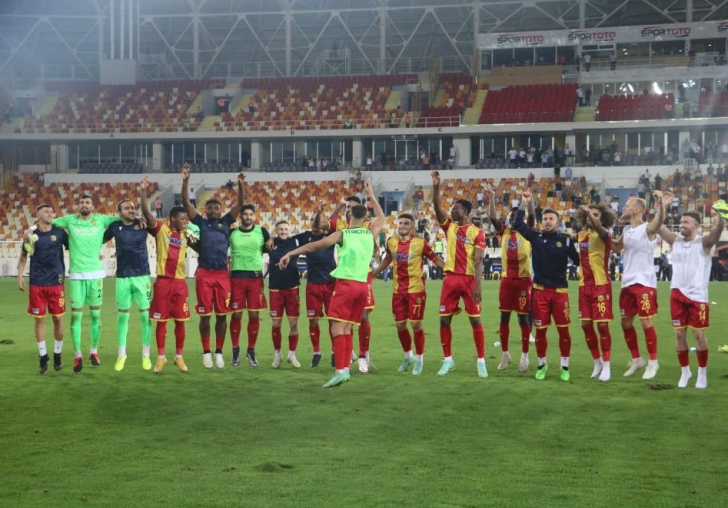 Yeni Malatyaspordan galibiyet kutlaması