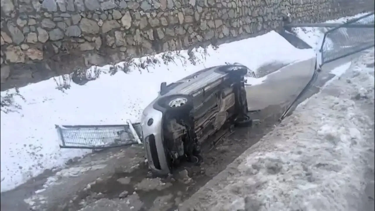 Yeşilyurt’ta Korkutan Kaza: Otomobil Sulama Kanalına Uçtu
