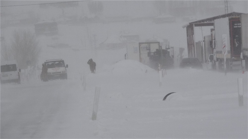 Yoğun tipi nedeniyle yüzlerce araç mahsur kaldı
