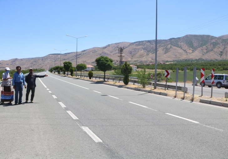 Yol Tehlikeli ,  Karşıya Geçmek İçin Çözüm Bekleyen Vadandaslar