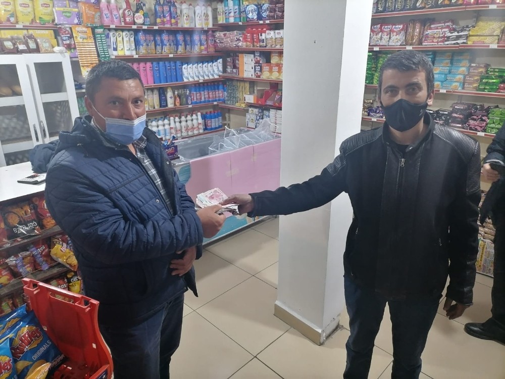 Yolda bulduğu parayı sahibine teslim etti
