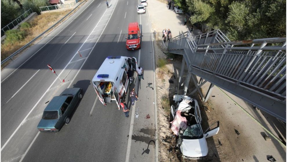 Yoldan Çıkan Otomobil Üst Geçit Ayağına Çarptı.. 2 Ölü