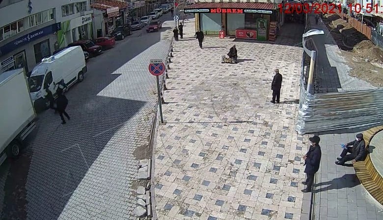 Yoldan geçen genç tekme atarak hırsızın yakalanmasını sağladı
