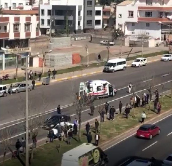 Yolun karşısına geçmek isteyen kadına otomobil çarptı
