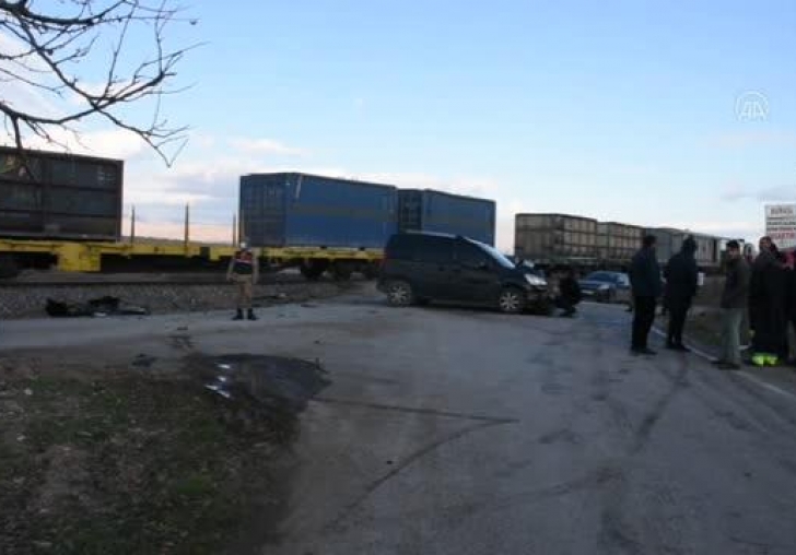 Yük treni hafif ticari araç ile çarpıştı, 1 kişi yaralandı