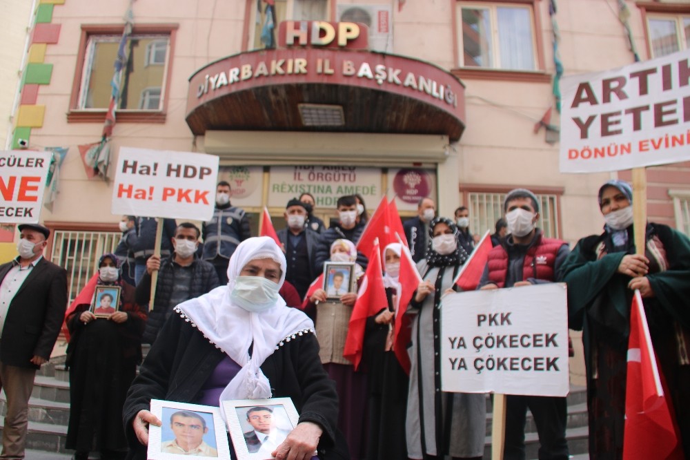 Yürümekte güçlük çeken anne, 2 çocuğu için evlat nöbetine katıldı
