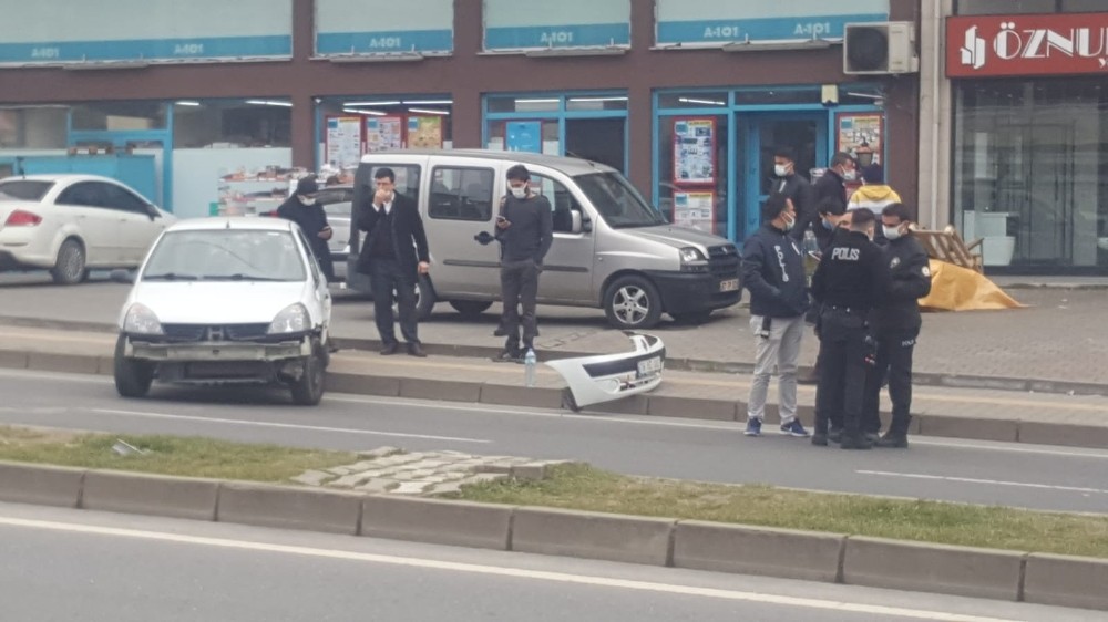 Zonguldak´ta tır´ın çarptığı otomobil karşı şeride geçti
